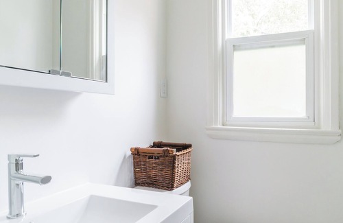 Upper Beaches Casa | Oasis 3-bedroom house in the Beaches with AC and WiFi in Toronto