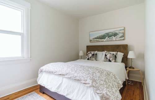 Upper Beaches Casa | Oasis 3-bedroom house in the Beaches with AC and WiFi in Toronto