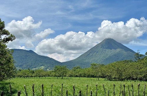 Barrio Pilo Villa | Oasis Arenal Villa Pool & Arenal Volcano View