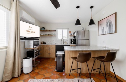 Orange Ranch Estates Casa | Oasis Casita: Luxe Guest House on Peaceful 4 Acres, Hot Tub