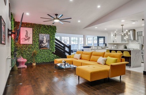 North Central Carrollton Casa | Oasis Cozy 5BR W Bbq+ pool + Cinema