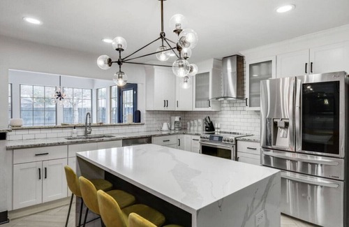 North Central Carrollton Casa | Oasis Cozy 5BR W Bbq+ pool + Cinema