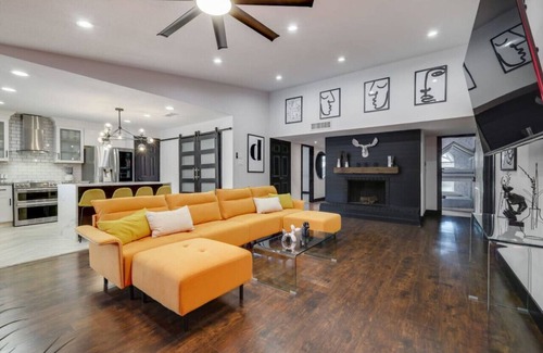 North Central Carrollton Casa | Oasis Cozy 5BR W Bbq+ pool + Cinema