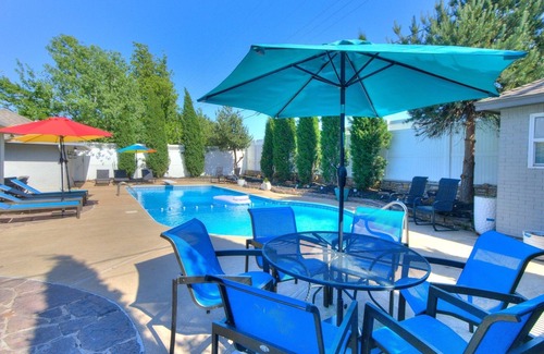 Central Oklahoma City Casa | Oasis @ Hefner - Glamorous 3BR with Radiant Pool
