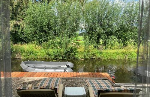 Zuideinde Casa | Oasis holiday home in Giethoorn next to canal, boat extra