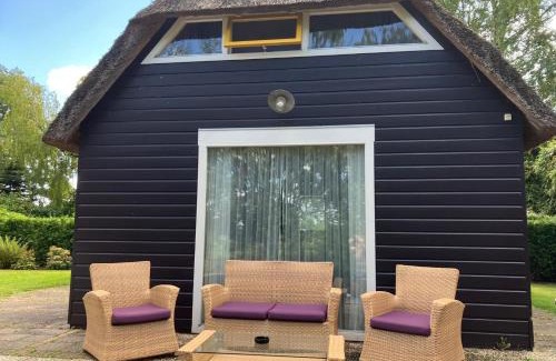 Zuideinde Casa | Oasis holiday home in Giethoorn next to canal, boat extra