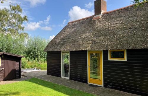 Zuideinde Casa | Oasis holiday home in Giethoorn next to canal, boat extra