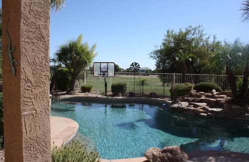 Superstition Springs Casa | Oasis en el desierto! Piscina, jacuzzi, putting chipping green, bar al aire libre.