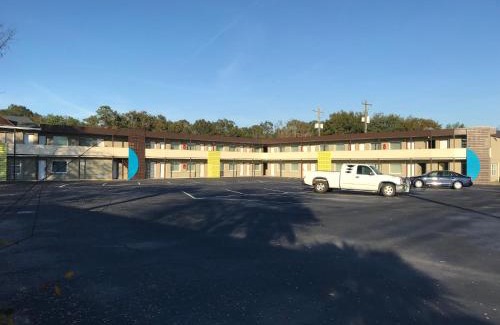 Polk Village Hotel | Oasis Inn