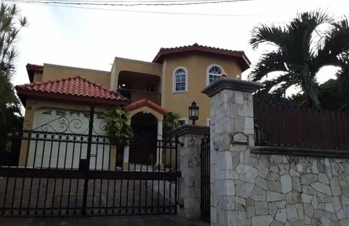 Beverly Hills Casa | Oasis@Karachi-Centrally Located 4Bed/4.5Bath Home