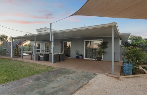 Exmouth Casa | Oasis - Modern 4 Bedroom holiday home with endless views.