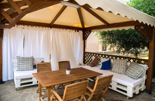 Marotta Apartamento | Oasis de relajación no muy lejos del mar, aparcamiento en el patio interior.