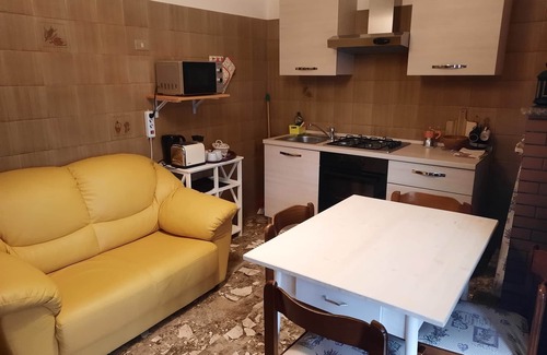 Marotta Apartamento | oasis de relajación no lejos del mar, estacionamiento en el patio interno.