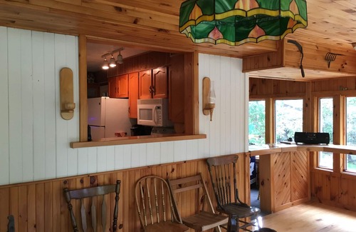 Central Frontenac Cabaña | Oasis en un lago privado relajante: perfecto para nadar
