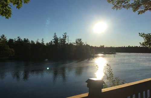 Central Frontenac Cabaña | Oasis en un lago privado relajante: perfecto para nadar