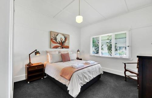 Orange Casa | Oasis on Warrendine, Sleek & Stylish, Free Wi-Fi