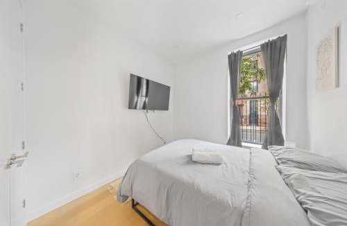Central Park South Apartamento | Oasis Room at a Shared Apartment by Times Square