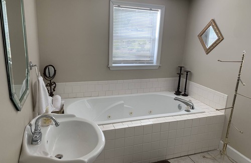 Cullman Casa | Oasis Room @ York Place Large Private Bedroom & Large Spa Bathroom