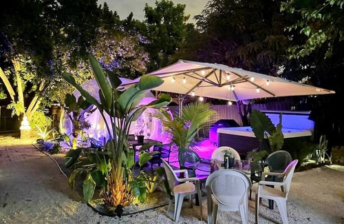 West Little River Casa | Oasis style jacuzzi glamping gym parking bbq secure