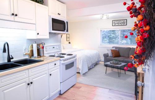 Harrison Hot Springs Casa | Oasis Top Floor Suite with Lake and Mtn View