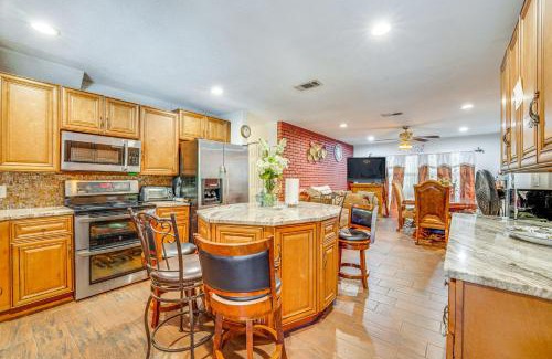 South Apopka Casa | Oasis with Grill and Pool about 16 Mi to Orlando!