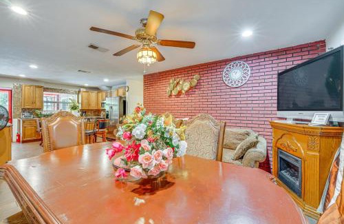 South Apopka Casa | Oasis with Grill and Pool about 16 Mi to Orlando!