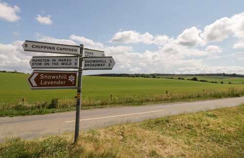 Snowshill Village Cabaña | OAT HILL COTTAGE, pet friendly in Broadway
