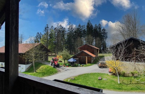 Segeten Apartamento | "Obere Stube" vacation apartment with balcony and view over the beautiful low mountain range