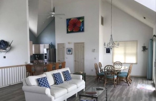 Manteo Casa | Gran casa de vacaciones en Pirate's Cove Marina con 55 pies. ¡Espacio en el muelle detrás de casa!