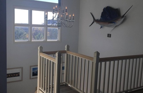 Manteo Casa | Gran casa de vacaciones en Pirate's Cove Marina con 55 pies. ¡Espacio en el muelle detrás de casa!