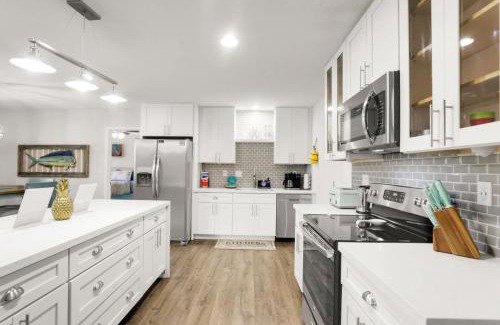 Fort Walton Beach Casa | Ocean - 5 Beds Retreat with Pickleball, Arcade, Grill & Beach Access!