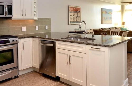 Dewey Beach Condominio | Ocean/Bay View Pet Friendly 2BR Condo w/ Pool