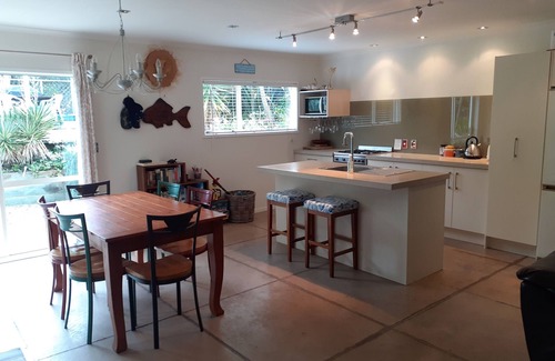 Tairua Cabaña | Ocean Beach Honey - Tairua Holiday Home