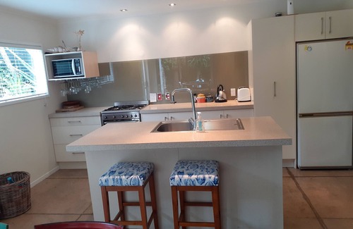 Tairua Cabaña | Ocean Beach Honey - Tairua Holiday Home