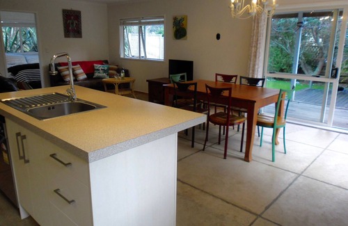Tairua Cabaña | Ocean Beach Honey - Tairua Holiday Home