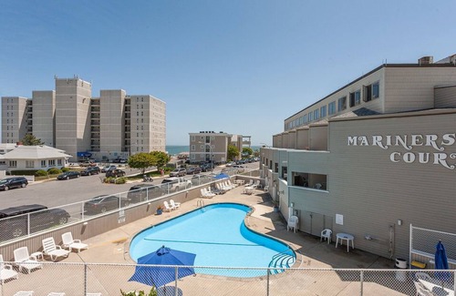 South Rehoboth Condominio | Ocean Block Condo Sleeping 7 con piscina comunitaria y vistas al mar