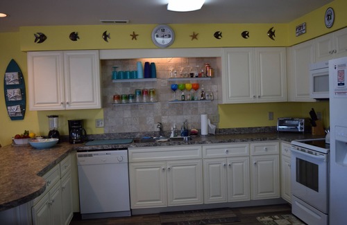 Rehoboth by the Sea Condominio | OCEAN BLOCK Dewey Beach Condo Sleeps 10 w/ Parking