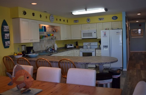 Rehoboth by the Sea Condominio | OCEAN BLOCK Dewey Beach Condo Sleeps 10 w/ Parking