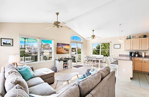 Barnegat Light Casa | Ocean block single family in Barnegat Light with views of Old Barney