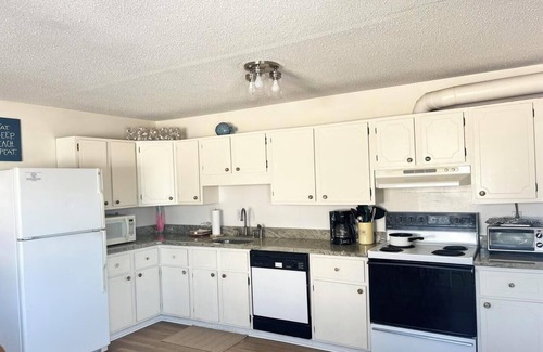 Sussex County Casa | Ocean Block Townhouse in Dewey Beach – 4 Decks, Pool, Steps to the Sand!