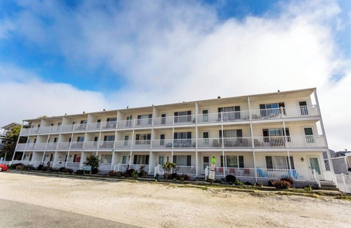 Sussex County Casa | Ocean Block Townhouse in Dewey Beach – 4 Decks, Pool, Steps to the Sand!