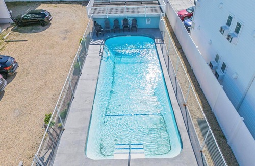Sussex County Casa | Ocean Block Townhouse in Dewey Beach – 4 Decks, Pool, Steps to the Sand!