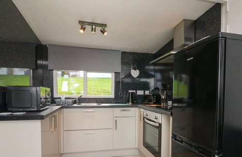 Bucks Cross Cabaña | OCEAN BLUE, pet friendly, with pool in Bucks Cross, Bideford