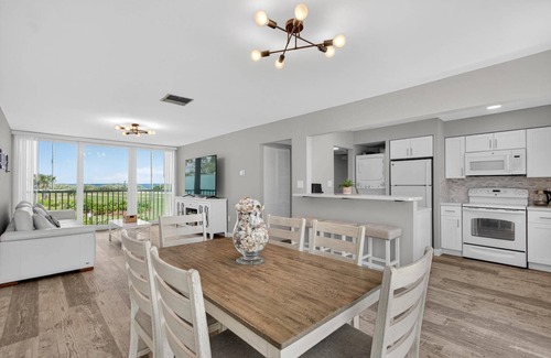 Ormond Beach Condominio | Ocean Breeze Condo | Ocean Views | Steps To Beach | Pool | Flagler/Ormond Beach