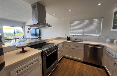 Malibu Condominio | Ocean Breeze Getaway – Cozy Malibu Condo with Style