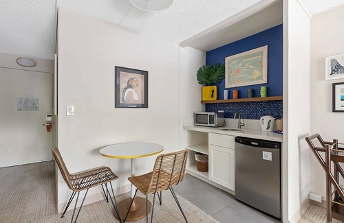 Waikiki Hotel | Ocean Breeze Retreat with Surfing Spots Nearby! Relaxing Rooms w/ Lanai | Pool