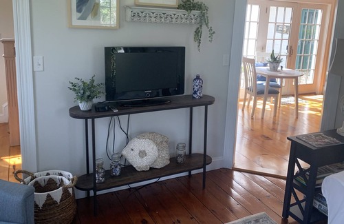 Cape Porpoise Cabaña | “Ocean Breezes”, a charming 1860’s New England Cottage.