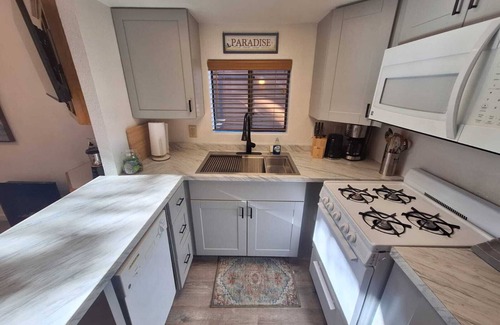 Smith River Cabina | Ocean Cabin 19 with Jacuzzi and Spacious Deck w/Seating (Private Beach Owned by White Rock Resort)