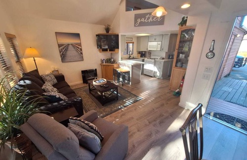 Smith River Cabina | Ocean Cabin 19 with Jacuzzi and Spacious Deck w/Seating (Private Beach Owned by White Rock Resort)
