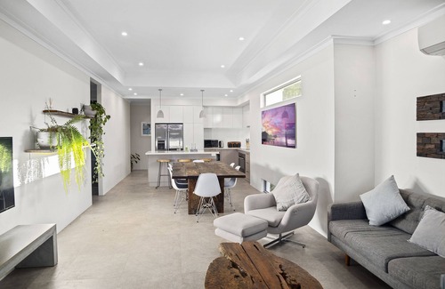 Quindalup Casa | Ocean Cove Chalet is just 500m from the Dunsborough beach